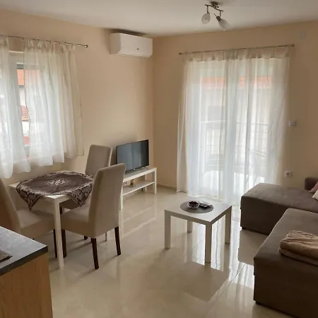 Ronic Apartment *