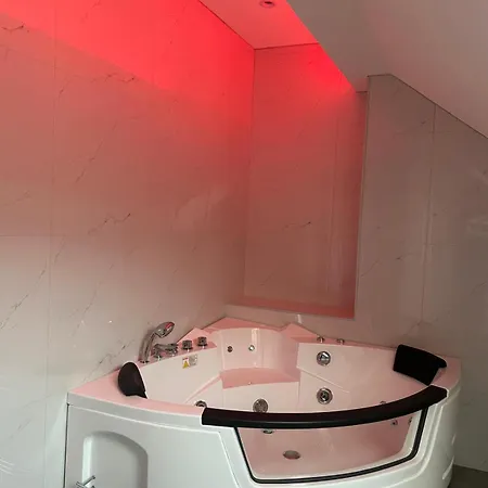 Ronic Apartment *